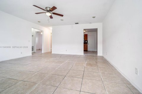 Commercial property in West Park, Florida 217.58 sq.m. № 2000753 - photo 4