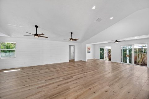 House in Stuart, Florida 3 bedrooms, 186.73 sq.m. № 2250520 - photo 30