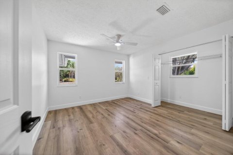 House in Stuart, Florida 3 bedrooms, 186.73 sq.m. № 2250520 - photo 18