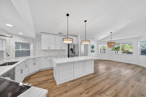 House in Stuart, Florida 3 bedrooms, 186.73 sq.m. № 2250520 - photo 25