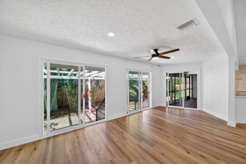 House in Stuart, Florida 3 bedrooms, 186.73 sq.m. № 2250520 - photo 16