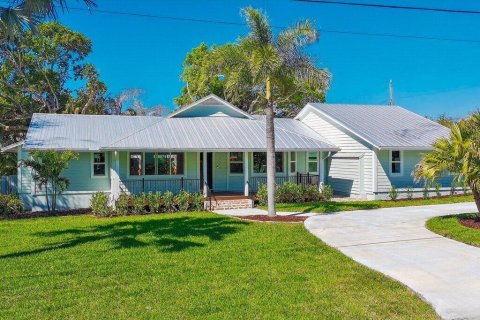 House in Stuart, Florida 3 bedrooms, 186.73 sq.m. № 2250520 - photo 2
