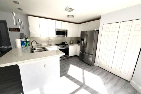 Villa ou maison à louer à Miami, Floride: 4 chambres, 260.96 m2 № 1977113 - photo 9