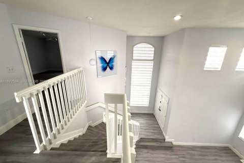 Villa ou maison à louer à Miami, Floride: 4 chambres, 260.96 m2 № 1977113 - photo 6