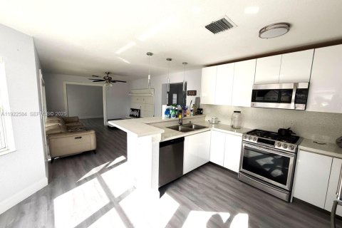 Villa ou maison à louer à Miami, Floride: 4 chambres, 260.96 m2 № 1977113 - photo 10