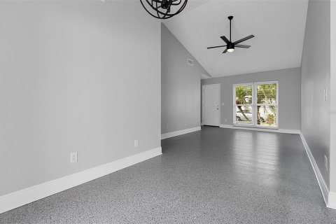 Villa ou maison à louer à Brandon, Floride: 3 chambres, 108.14 m2 № 1873260 - photo 5