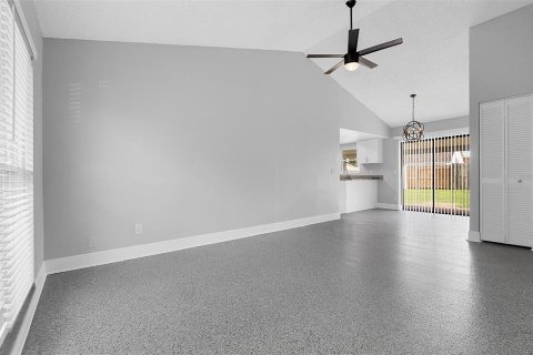 Villa ou maison à louer à Brandon, Floride: 3 chambres, 108.14 m2 № 1873260 - photo 4