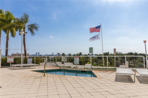 Снять в аренду кондоминиум в Норт-Бей-Виллидж, Флорида 3 спальни, 144.18м2, № 1986635 - фото 3