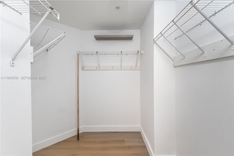 Снять в аренду кондоминиум в Норт-Бей-Виллидж, Флорида 3 спальни, 144.18м2, № 1986635 - фото 13