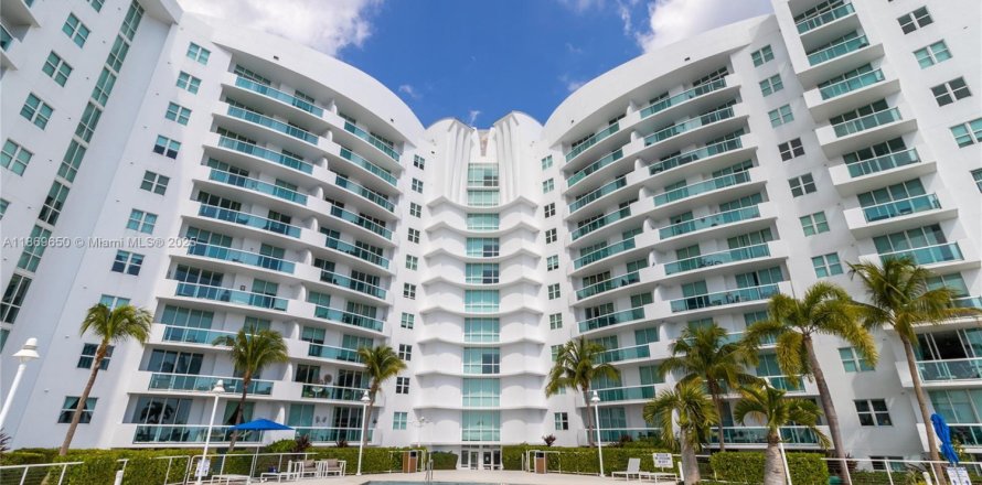 Кондоминиум с 3 спальнями в Норт-Бей-Виллидж, Флорида № 1986635