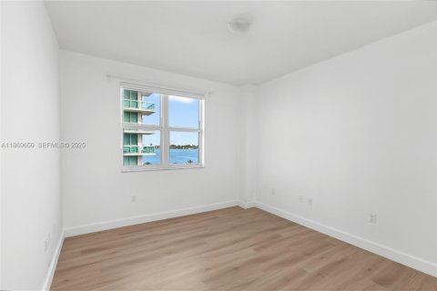 Снять в аренду кондоминиум в Норт-Бей-Виллидж, Флорида 3 спальни, 144.18м2, № 1986635 - фото 18