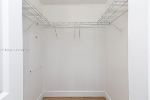 Снять в аренду кондоминиум в Норт-Бей-Виллидж, Флорида 3 спальни, 144.18м2, № 1986635 - фото 25