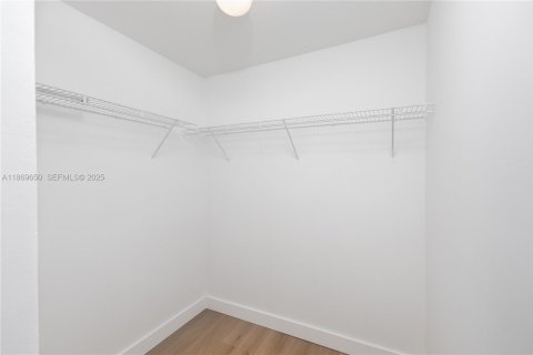 Снять в аренду кондоминиум в Норт-Бей-Виллидж, Флорида 3 спальни, 144.18м2, № 1986635 - фото 27