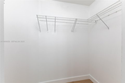 Снять в аренду кондоминиум в Норт-Бей-Виллидж, Флорида 3 спальни, 144.18м2, № 1986635 - фото 20