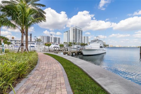 Снять в аренду кондоминиум в Норт-Бей-Виллидж, Флорида 3 спальни, 144.18м2, № 1986635 - фото 2