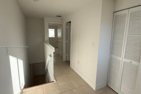 Condo in Miami, Florida, 2 bedrooms № 1971221 - photo 10