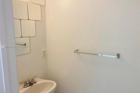 Condo in Miami, Florida, 2 bedrooms № 1971221 - photo 2