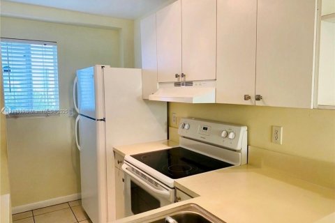 Condo in Miami, Florida, 2 bedrooms № 1971221 - photo 6