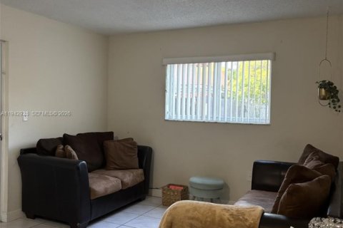 Copropriété à louer à Hialeah, Floride: 2 chambres, 75.25 m2 № 2000292 - photo 7