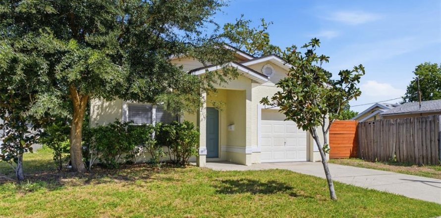 House in Saint Petersburg, Florida 3 bedrooms, 103.31 sq.m. № 2399352