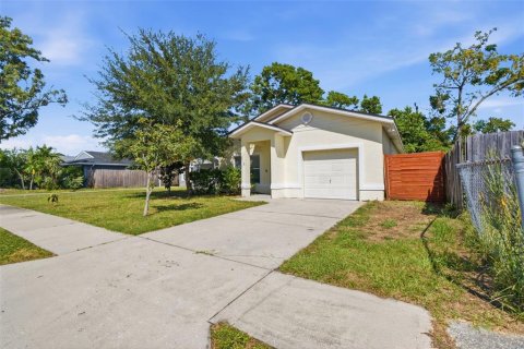 House in Saint Petersburg, Florida 3 bedrooms, 103.31 sq.m. № 2399352 - photo 3