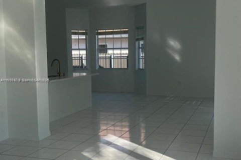 Casa en alquiler en Miami, Florida, 4 dormitorios, 224.45 m2 № 1990003 - foto 12