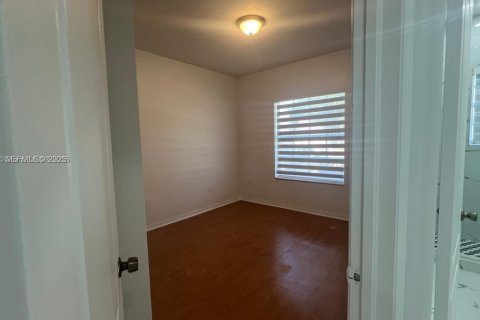 Casa en alquiler en Miami, Florida, 4 dormitorios, 224.45 m2 № 1990003 - foto 9