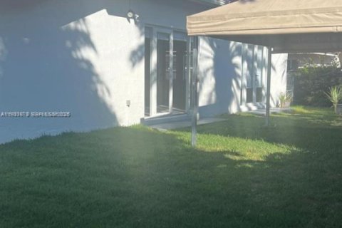 Casa en alquiler en Miami, Florida, 4 dormitorios, 224.45 m2 № 1990003 - foto 16