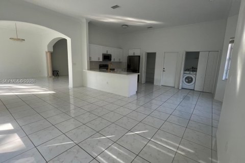 Casa en alquiler en Miami, Florida, 4 dormitorios, 224.45 m2 № 1990003 - foto 4