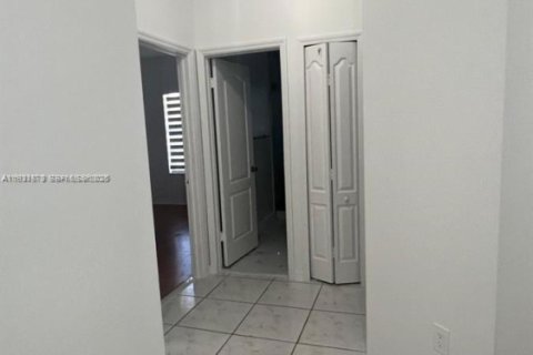 Casa en alquiler en Miami, Florida, 4 dormitorios, 224.45 m2 № 1990003 - foto 11