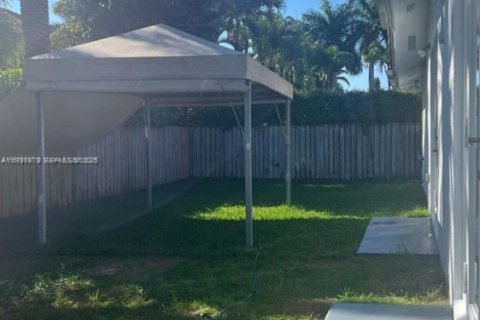Casa en alquiler en Miami, Florida, 4 dormitorios, 224.45 m2 № 1990003 - foto 17