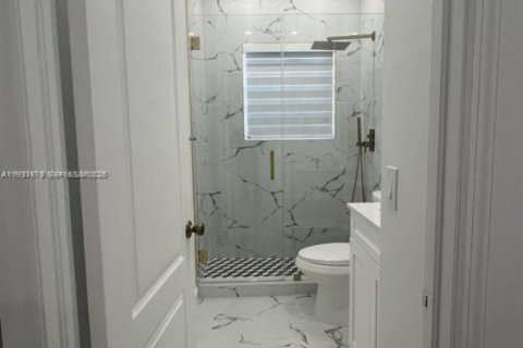 Casa en alquiler en Miami, Florida, 4 dormitorios, 224.45 m2 № 1990003 - foto 14