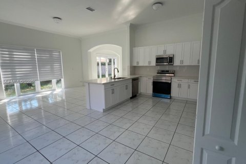 Casa en alquiler en Miami, Florida, 4 dormitorios, 224.45 m2 № 1990003 - foto 5