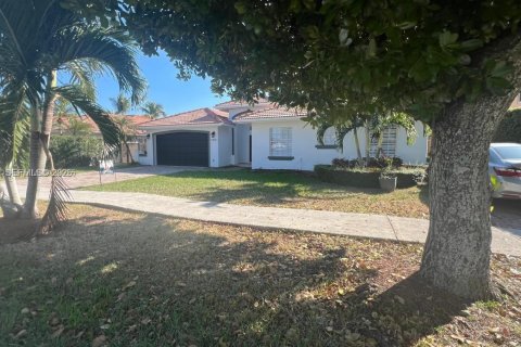 Casa en alquiler en Miami, Florida, 4 dormitorios, 224.45 m2 № 1990003 - foto 2