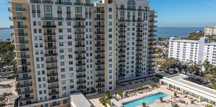 Condo in Sarasota, Florida, 2 bedrooms № 2111941