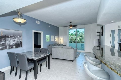 Condo in Sarasota, Florida, 2 bedrooms № 2111941 - photo 3