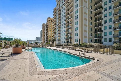 Condo in Sarasota, Florida, 2 bedrooms № 2111941 - photo 2