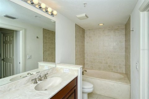 Condo in Sarasota, Florida, 2 bedrooms № 2111941 - photo 25
