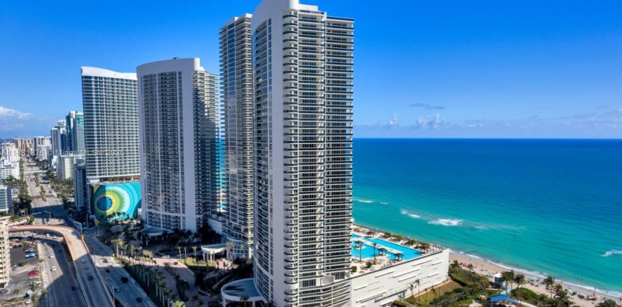 Condominio en Hallandale Beach, Florida, 3 dormitorios № 1924759