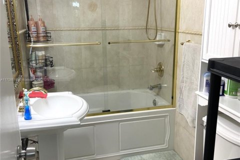 Condo in Hialeah, Florida, 2 bedrooms  № 1868784 - photo 25