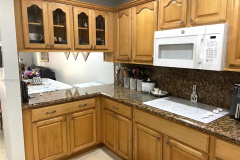 Condo in Hialeah, Florida, 2 bedrooms  № 1868784 - photo 9