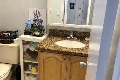 Condo in Hialeah, Florida, 2 bedrooms  № 1868784 - photo 18