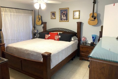 Condo in Hialeah, Florida, 2 bedrooms  № 1868784 - photo 21