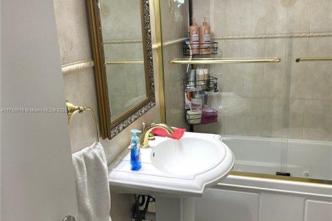 Condo in Hialeah, Florida, 2 bedrooms  № 1868784 - photo 27