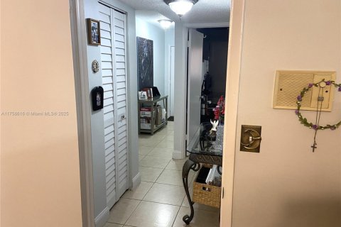 Condo in Hialeah, Florida, 2 bedrooms  № 1868784 - photo 28