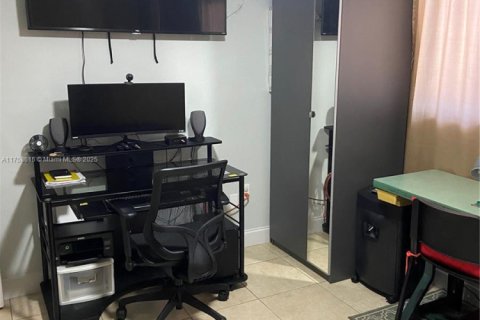 Condo in Hialeah, Florida, 2 bedrooms  № 1868784 - photo 17