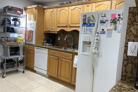 Condo in Hialeah, Florida, 2 bedrooms  № 1868784 - photo 12