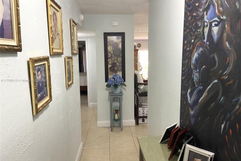 Condo in Hialeah, Florida, 2 bedrooms  № 1868784 - photo 5