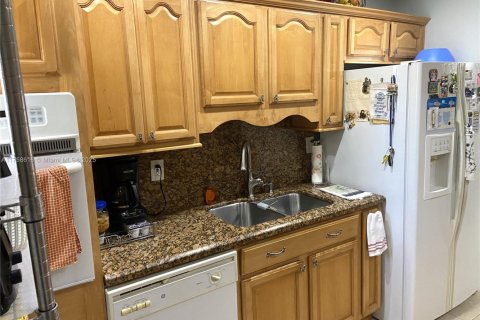 Condo in Hialeah, Florida, 2 bedrooms  № 1868784 - photo 13