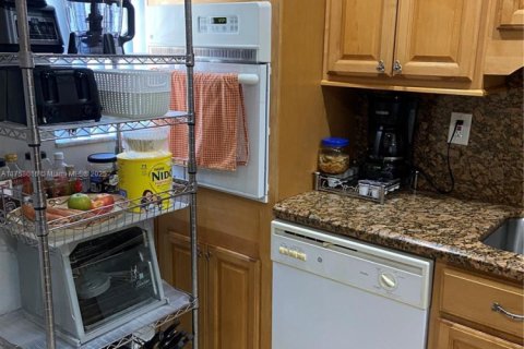 Condo in Hialeah, Florida, 2 bedrooms  № 1868784 - photo 14